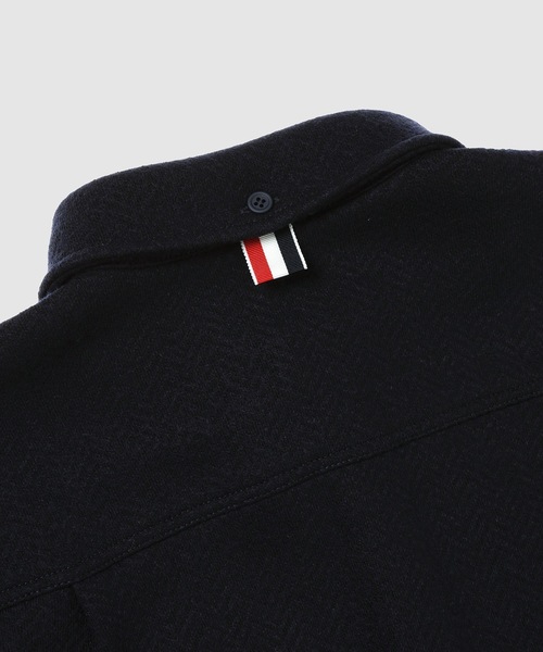 THOM BROWNE（トムブラウン）の「OVERSIZED BUTTON DOWN SHIRT IN BOILED COTTON WOOL HERRINGBONE（シャツ/ブラウス・メンズ・ネイビー・1/2）」の4枚目の写真