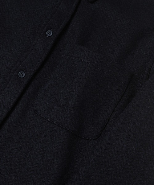 THOM BROWNE（トムブラウン）の「OVERSIZED BUTTON DOWN SHIRT IN BOILED COTTON WOOL HERRINGBONE（シャツ/ブラウス・メンズ・ネイビー・1/2）」の5枚目の写真