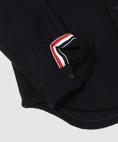THOM BROWNE（トムブラウン）の「OVERSIZED BUTTON DOWN SHIRT IN BOILED COTTON WOOL HERRINGBONE（シャツ/ブラウス・メンズ・ネイビー・1/2）」の7枚目の写真