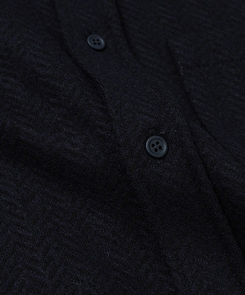 THOM BROWNE（トムブラウン）の「OVERSIZED BUTTON DOWN SHIRT IN BOILED COTTON WOOL HERRINGBONE（シャツ/ブラウス・メンズ・ネイビー・1/2）」の8枚目の写真