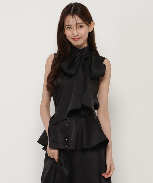 REDYAZEL（レディアゼル）の「【セットアップ可能】ボウタイノースリブラウス（シャツ/ブラウス・レディース・ブラウン/ベージュ/ブラック・FREE）」の2枚目の写真