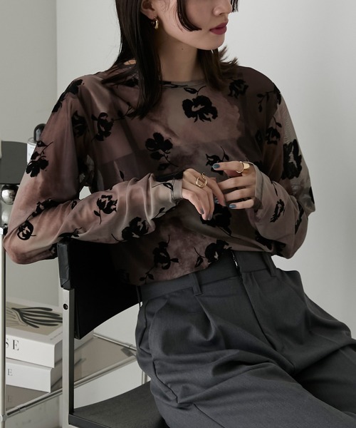 forksy.(フォルクシー)の「【forksy.】フロッキー花柄プリントプルオーバー(Tシャツ/カットソー・レディース・ベージュ/ブラウン/グレー・FREE)」の2枚目の写真