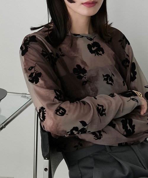 forksy.(フォルクシー)の「【forksy.】フロッキー花柄プリントプルオーバー(Tシャツ/カットソー・レディース・ベージュ/ブラウン/グレー・FREE)」の5枚目の写真
