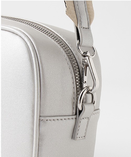 LOVETOXIC（ラブトキシック）の「エンボスショルダーバッグ（バックパック/リュック・キッズ・ブラック/シルバー/オフホワイト・FREE）」の8枚目の写真