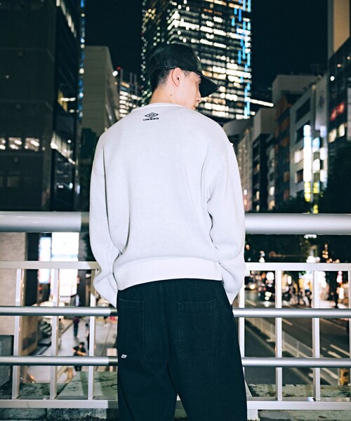 UMBRO(アンブロ)の「UMBRO/アンブロ SP BIG LOGO Knit pullover/別注 ビッグロゴ ニットプルオーバー(ニット/セーター・メンズ・ブラック/オフホワイト/ネイビー・MEDIUM/LARGE/X-LARGE)」の4枚目の写真