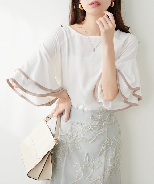 natural couture(ナチュラルクチュール)の「ラッフルフレア袖配色ブラウス(シャツ/ブラウス・レディース・ラベンダー/ベージュ/ブラック/ブルー/オフホワイト・FREE)」の2枚目の写真