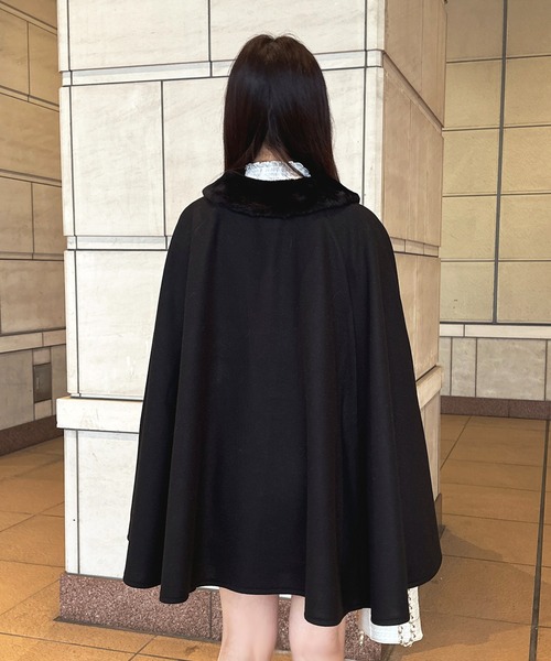 apres jour（アプレジュール）の「襟ファーベスト付きケープコート【ZOZOTOWN限定アイテム】（ポンチョ・レディース・ブラック/ピンクベージュ/オフホワイト・フリー/X-LARGE）」の17枚目の写真