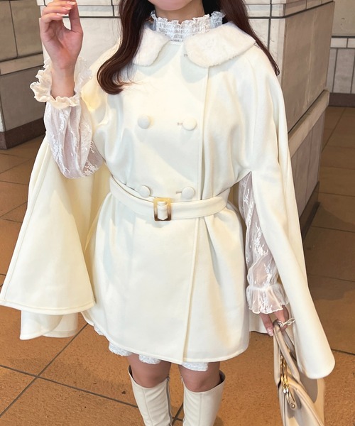 apres jour（アプレジュール）の「襟ファーベスト付きケープコート【ZOZOTOWN限定アイテム】（ポンチョ・レディース・ブラック/ピンクベージュ/オフホワイト・フリー/X-LARGE）」の5枚目の写真