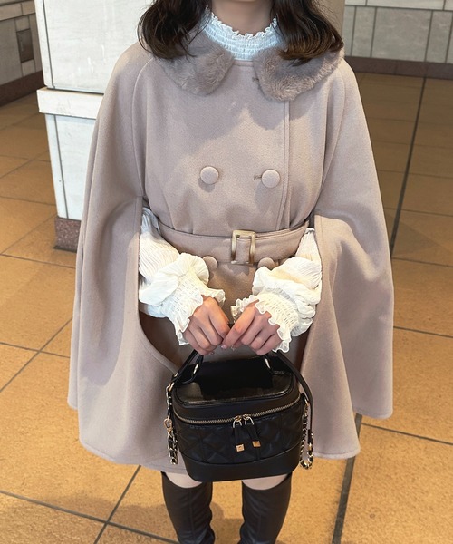 apres jour（アプレジュール）の「襟ファーベスト付きケープコート【ZOZOTOWN限定アイテム】（ポンチョ・レディース・ブラック/ピンクベージュ/オフホワイト・フリー/X-LARGE）」の20枚目の写真