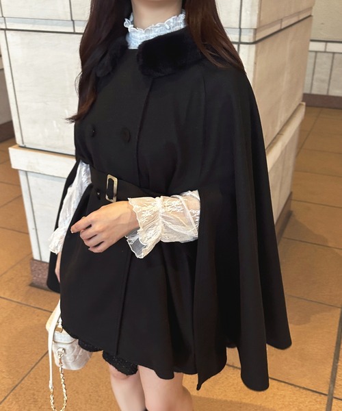 apres jour（アプレジュール）の「襟ファーベスト付きケープコート【ZOZOTOWN限定アイテム】（ポンチョ・レディース・ブラック/ピンクベージュ/オフホワイト・フリー/X-LARGE）」の16枚目の写真