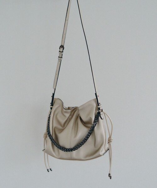 YECCA VECCA(イェッカヴェッカ)の「2wayチェーンギャザーバッグ(ショルダーバッグ・レディース・ブラック/ブルー/シルバー/ゴールド・FREE)」の4枚目の写真