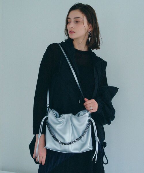 YECCA VECCA(イェッカヴェッカ)の「2wayチェーンギャザーバッグ(ショルダーバッグ・レディース・ブラック/ブルー/シルバー/ゴールド・FREE)」の5枚目の写真