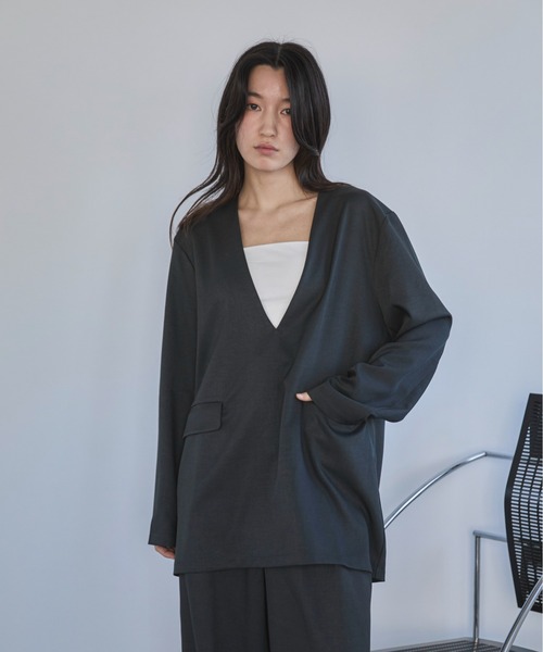 feepur（フェピュール）の「【セットアップ可】Vネックプルオーバー（その他トップス・レディース・チャコールグレー/グレイッシュベージュ/ブラック/ブラウン・MEDIUM）」の22枚目の写真