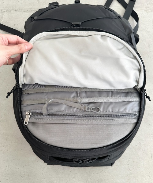 THE NORTH FACE（ザノースフェイス）の「国内未発売 USAモデル THE NORTH FACE(ザ・ノースフェイス)/大容量 28L収納 A4・15インチ対応 バックパック リュック/BOREALIS（バックパック/リュック・メンズ・ブラック系その他/チャコールグレー/ブラック・FREE）」の9枚目の写真