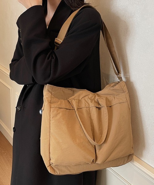 COCOMOMO(ココモモ)の「トートバッグ 大容量 ファスナー付き ショルダーバッグ 2WAY(トートバッグ・レディース・アイボリー/ブラック/カーキ/ブラウン/ピンク/ネイビー・FREE)」の12枚目の写真