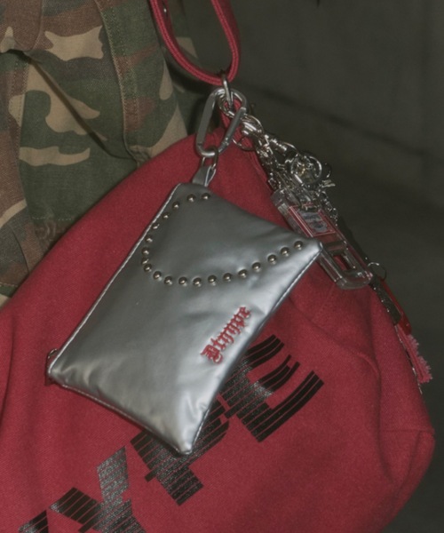 DTYYPE(ドタイプ)の「ハートスタッズメタリックフラット型ポーチ(ポーチ・レディース・ブラック/レッド・FREE)」の3枚目の写真