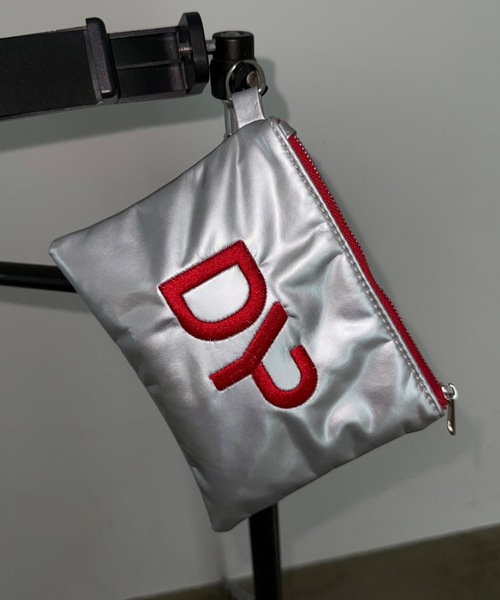 DTYYPE(ドタイプ)の「ハートスタッズメタリックフラット型ポーチ(ポーチ・レディース・ブラック/レッド・FREE)」の8枚目の写真