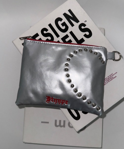 DTYYPE(ドタイプ)の「ハートスタッズメタリックフラット型ポーチ(ポーチ・レディース・ブラック/レッド・FREE)」の6枚目の写真