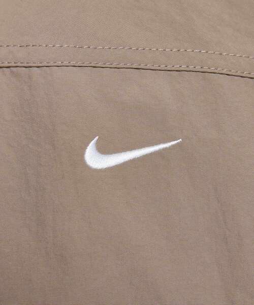 NIKE（ナイキ）の「ナイキ スポーツウェア エブリシング ウーブン ウィメンズ オーバーサイズド レペル UV プロテクション ジャケット / Nike Sportswear Everything Wovens Women's Oversized Repel UV Protection Jacket HJ1000-233 Mink Brown（ナイロンジャケット・レディース・ブラウン系その他・XS/XL/S/M/L/2XL）」の19枚目の写真