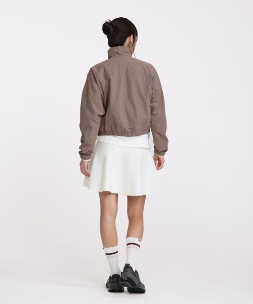 NIKE（ナイキ）の「ナイキ スポーツウェア エブリシング ウーブン ウィメンズ オーバーサイズド レペル UV プロテクション ジャケット / Nike Sportswear Everything Wovens Women's Oversized Repel UV Protection Jacket HJ1000-233 Mink Brown（ナイロンジャケット・レディース・ブラウン系その他・XS/XL/S/M/L/2XL）」の7枚目の写真
