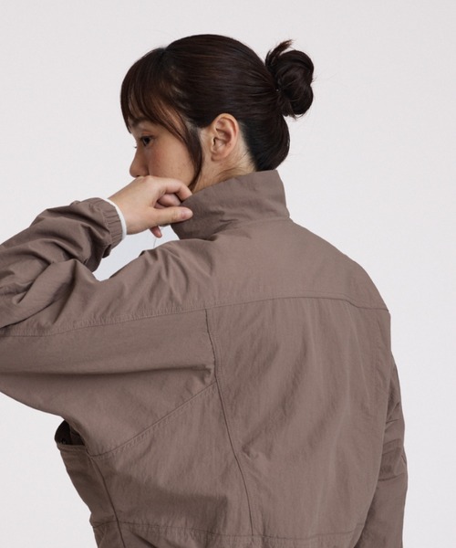 NIKE（ナイキ）の「ナイキ スポーツウェア エブリシング ウーブン ウィメンズ オーバーサイズド レペル UV プロテクション ジャケット / Nike Sportswear Everything Wovens Women's Oversized Repel UV Protection Jacket HJ1000-233 Mink Brown（ナイロンジャケット・レディース・ブラウン系その他・XS/XL/S/M/L/2XL）」の4枚目の写真