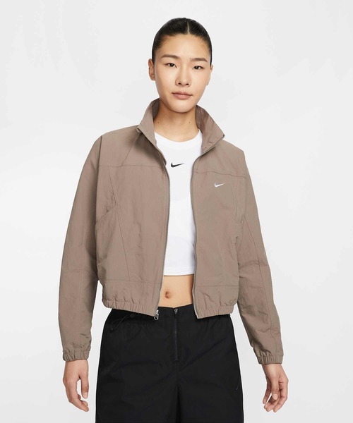 NIKE（ナイキ）の「ナイキ スポーツウェア エブリシング ウーブン ウィメンズ オーバーサイズド レペル UV プロテクション ジャケット / Nike Sportswear Everything Wovens Women's Oversized Repel UV Protection Jacket HJ1000-233 Mink Brown（ナイロンジャケット・レディース・ブラウン系その他・XS/XL/S/M/L/2XL）」の8枚目の写真