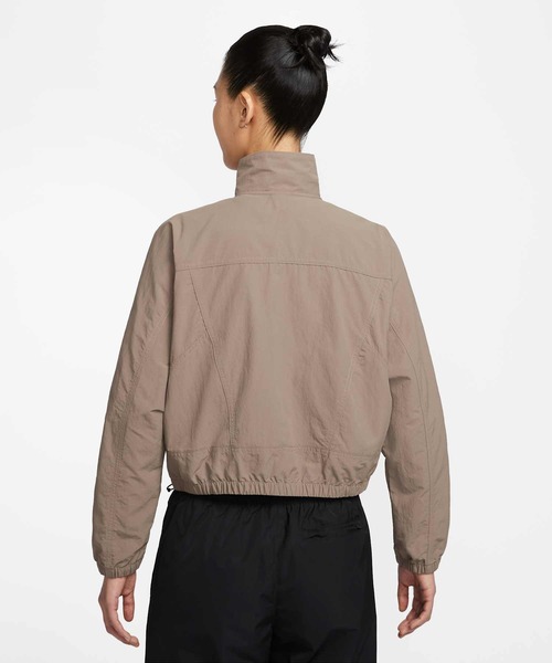 NIKE（ナイキ）の「ナイキ スポーツウェア エブリシング ウーブン ウィメンズ オーバーサイズド レペル UV プロテクション ジャケット / Nike Sportswear Everything Wovens Women's Oversized Repel UV Protection Jacket HJ1000-233 Mink Brown（ナイロンジャケット・レディース・ブラウン系その他・XS/XL/S/M/L/2XL）」の9枚目の写真