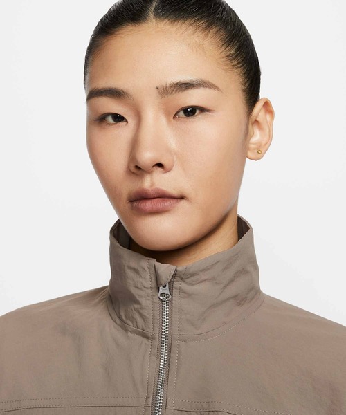 NIKE（ナイキ）の「ナイキ スポーツウェア エブリシング ウーブン ウィメンズ オーバーサイズド レペル UV プロテクション ジャケット / Nike Sportswear Everything Wovens Women's Oversized Repel UV Protection Jacket HJ1000-233 Mink Brown（ナイロンジャケット・レディース・ブラウン系その他・XS/XL/S/M/L/2XL）」の11枚目の写真