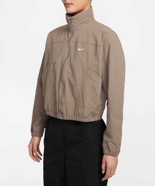 NIKE（ナイキ）の「ナイキ スポーツウェア エブリシング ウーブン ウィメンズ オーバーサイズド レペル UV プロテクション ジャケット / Nike Sportswear Everything Wovens Women's Oversized Repel UV Protection Jacket HJ1000-233 Mink Brown（ナイロンジャケット・レディース・ブラウン系その他・XS/XL/S/M/L/2XL）」の12枚目の写真