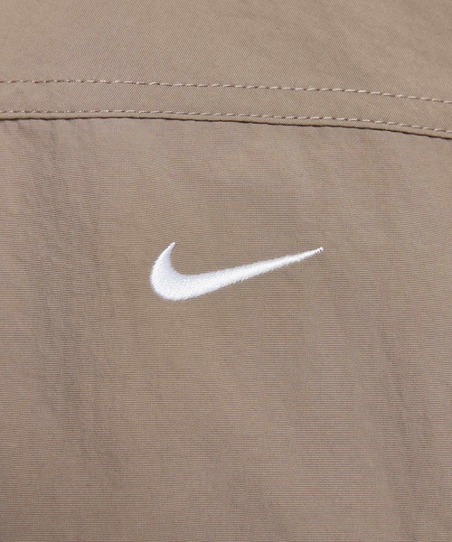 NIKE（ナイキ）の「ナイキ スポーツウェア エブリシング ウーブン ウィメンズ オーバーサイズド レペル UV プロテクション ジャケット / Nike Sportswear Everything Wovens Women's Oversized Repel UV Protection Jacket HJ1000-233 Mink Brown（ナイロンジャケット・レディース・ブラウン系その他・XS/XL/S/M/L/2XL）」の14枚目の写真