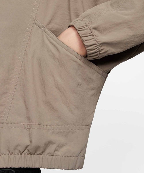 NIKE（ナイキ）の「ナイキ スポーツウェア エブリシング ウーブン ウィメンズ オーバーサイズド レペル UV プロテクション ジャケット / Nike Sportswear Everything Wovens Women's Oversized Repel UV Protection Jacket HJ1000-233 Mink Brown（ナイロンジャケット・レディース・ブラウン系その他・XS/XL/S/M/L/2XL）」の13枚目の写真