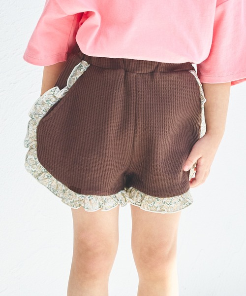 pairmanon(ペアマノン)の「【ふんわりワッフル】裾フリル ショートパンツ(その他パンツ・キッズ・ライトブルー/ブラック/ライトピンク/ライトベージュ/モカ・120/130/150/100/110/140/90)」の3枚目の写真