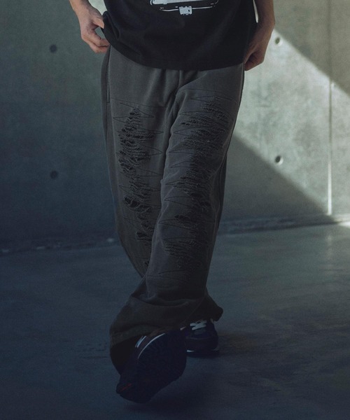 ADAM PATEK(アダムパテック)の「ADAMPATEK/pigment dyeing damage wide pants/ピグメント染ダメージワイドスウェットパンツ(スウェットパンツ・メンズ・ブラック・2/1)」の16枚目の写真