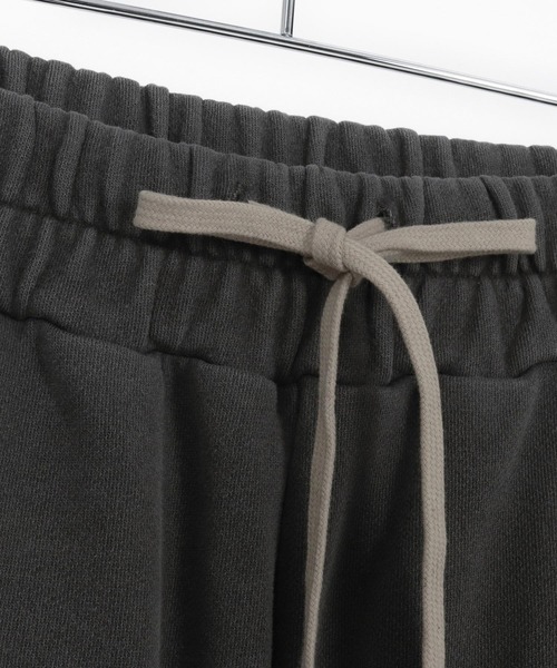 ADAM PATEK(アダムパテック)の「ADAMPATEK/pigment dyeing damage wide pants/ピグメント染ダメージワイドスウェットパンツ(スウェットパンツ・メンズ・ブラック・2/1)」の6枚目の写真
