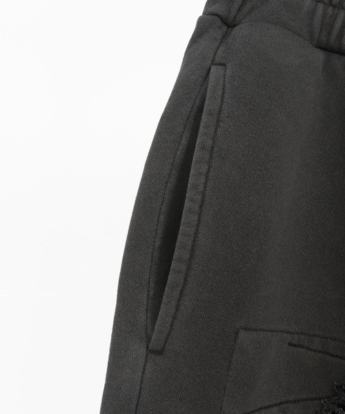 ADAM PATEK(アダムパテック)の「ADAMPATEK/pigment dyeing damage wide pants/ピグメント染ダメージワイドスウェットパンツ(スウェットパンツ・メンズ・ブラック・2/1)」の8枚目の写真