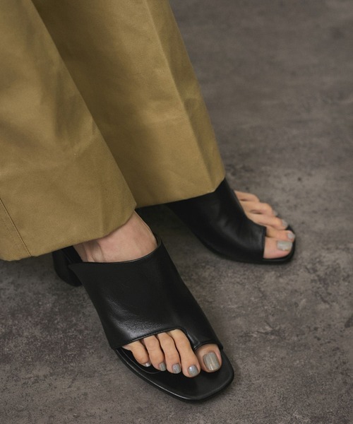 SALON adam et rope'（サロン アダム エ ロペ）の「ヒールトングサンダル（サンダル・レディース・ブラック/ライトグレー・23.5/22.5/24.5）」の2枚目の写真