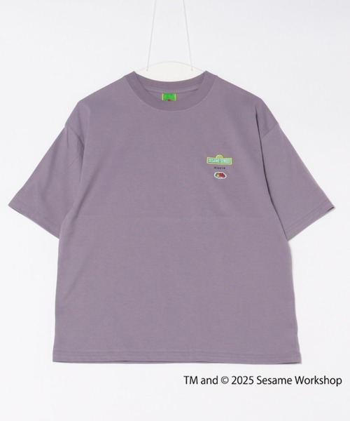 FRUIT OF THE LOOM(フルーツオブザルーム)の「【FRUIT OF THE LOOM】SESAME STREET×FTL イラストTシャツ D/セサミストリート コラボ(Tシャツ/カットソー・メンズ・バイオレット/ライトベージュ・S/M/L)」の1枚目の写真