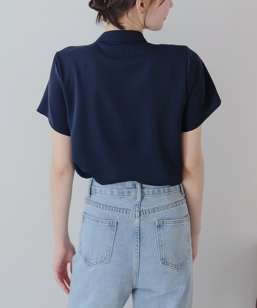 BLUEEAST(ブルーイースト)の「パールボタンフレンチブラウス(シャツ/ブラウス・レディース・ホワイト/ネイビー/ブルー・MEDIUM/LARGE)」の8枚目の写真