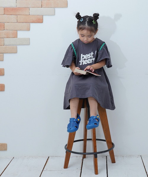 Life Support Products(ライフサポートプロダクツ)の「【COTTON from U.S.A】フリルショルダーワンピース(ワンピース・キッズ・チャコール/レッド/ブルー・100/110/120/130/140/150/90)」の1枚目の写真