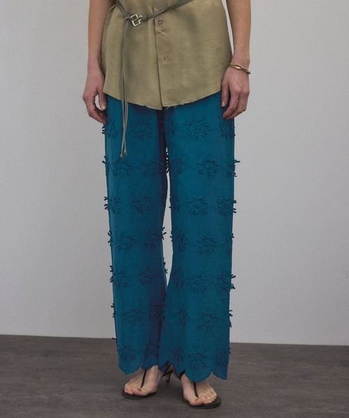 SALON adam et rope'（サロン アダム エ ロペ）の「【WEB限定】3Dフラワーレースワイドパンツ［セットアップ対応］（その他パンツ・レディース・ブルー系その他4/ブラック/ホワイト・FREE）」の2枚目の写真