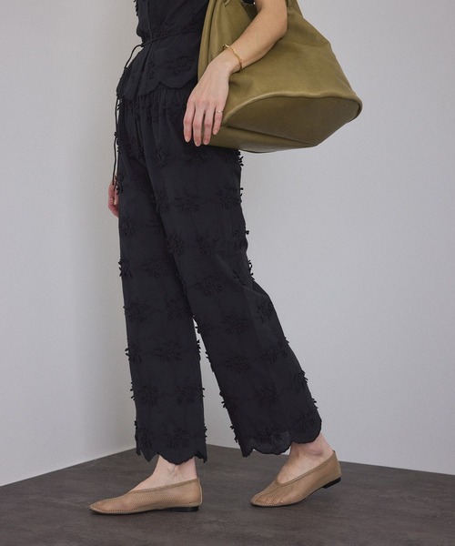 SALON adam et rope'（サロン アダム エ ロペ）の「【WEB限定】3Dフラワーレースワイドパンツ［セットアップ対応］（その他パンツ・レディース・ブルー系その他4/ブラック/ホワイト・FREE）」の4枚目の写真
