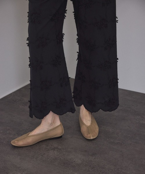 SALON adam et rope'（サロン アダム エ ロペ）の「【WEB限定】3Dフラワーレースワイドパンツ［セットアップ対応］（その他パンツ・レディース・ブルー系その他4/ブラック/ホワイト・FREE）」の5枚目の写真