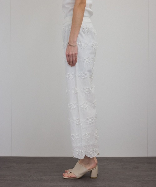 SALON adam et rope'（サロン アダム エ ロペ）の「【WEB限定】3Dフラワーレースワイドパンツ［セットアップ対応］（その他パンツ・レディース・ブルー系その他4/ブラック/ホワイト・FREE）」の21枚目の写真