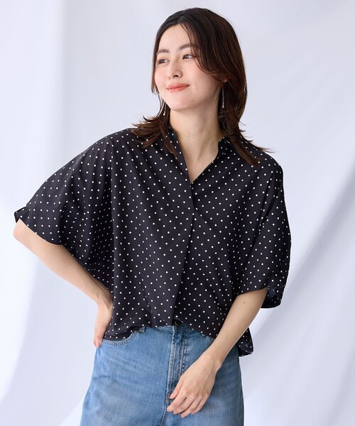 ANY（エニィ）の「【新色追加】スキッパーネック袖タックブラウス（シャツ/ブラウス・レディース・カーキ系/ブルー系/ブルー系1/ネイビー系1/サックスブルー系/ホワイト系/ネイビー系/ベージュ系1/オレンジ系/ダルブルー系/ダークブラウン系/ライトグレー系/ブラック系2/ピンク系・4）」の2枚目の写真