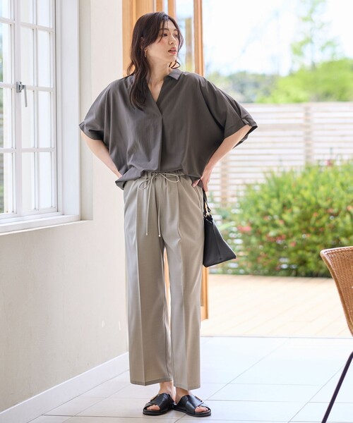 ANY（エニィ）の「【新色追加】スキッパーネック袖タックブラウス（シャツ/ブラウス・レディース・カーキ系/ブルー系/ブルー系1/ネイビー系1/サックスブルー系/ホワイト系/ネイビー系/ベージュ系1/オレンジ系/ダルブルー系/ダークブラウン系/ライトグレー系/ブラック系2/ピンク系・4）」の20枚目の写真