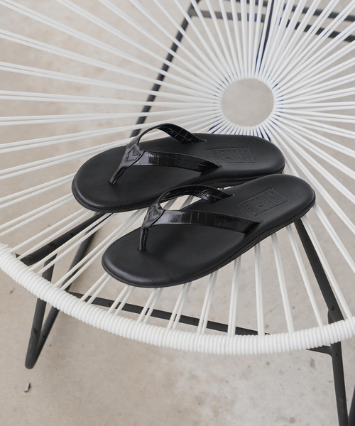 ISLAND SLIPPER(アイランドスリッパ)の「ISLAND SLIPPER(アイランドスリッパ) 別注クロコ ナローストラップサンダル(サンダル・メンズ・ブラック・70/80/90/100)」の2枚目の写真