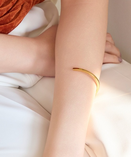 Phoebe（フィービィー）の「【金属アレルギー対応】ライトツイストメタルバングル/サージカルステンレス（バングル/リストバンド・レディース・イエローゴールド・FREE）」の5枚目の写真