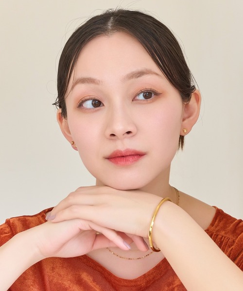 Phoebe（フィービィー）の「【金属アレルギー対応】ライトツイストメタルバングル/サージカルステンレス（バングル/リストバンド・レディース・イエローゴールド・FREE）」の4枚目の写真