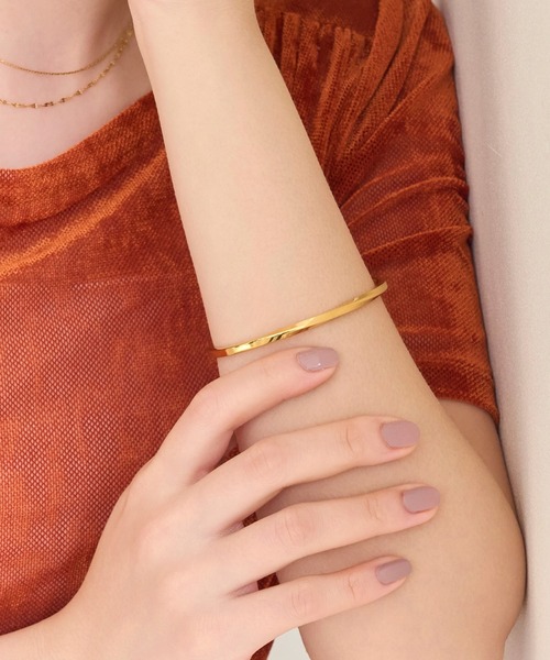Phoebe（フィービィー）の「【金属アレルギー対応】ライトツイストメタルバングル/サージカルステンレス（バングル/リストバンド・レディース・イエローゴールド・FREE）」の6枚目の写真