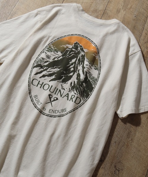 patagonia（パタゴニア）の「【Patagonia/パタゴニア】M's Chouinard Crest Pocket Responsibili-Tee/メンズ・シュイナード・クレスト・ポケット・レスポンシビリティー Tシャツ（Tシャツ/カットソー・メンズ・ホワイト系/ヘザーグレー/パープル/スミクロ・XL/L/M/S）」の2枚目の写真